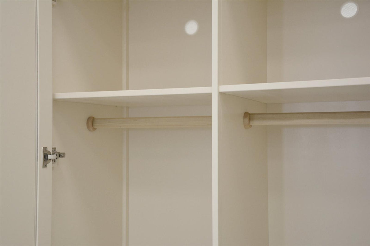 Dulap Alb Antic cu Picioare Sculptate si Manere Decorative Livin Hill