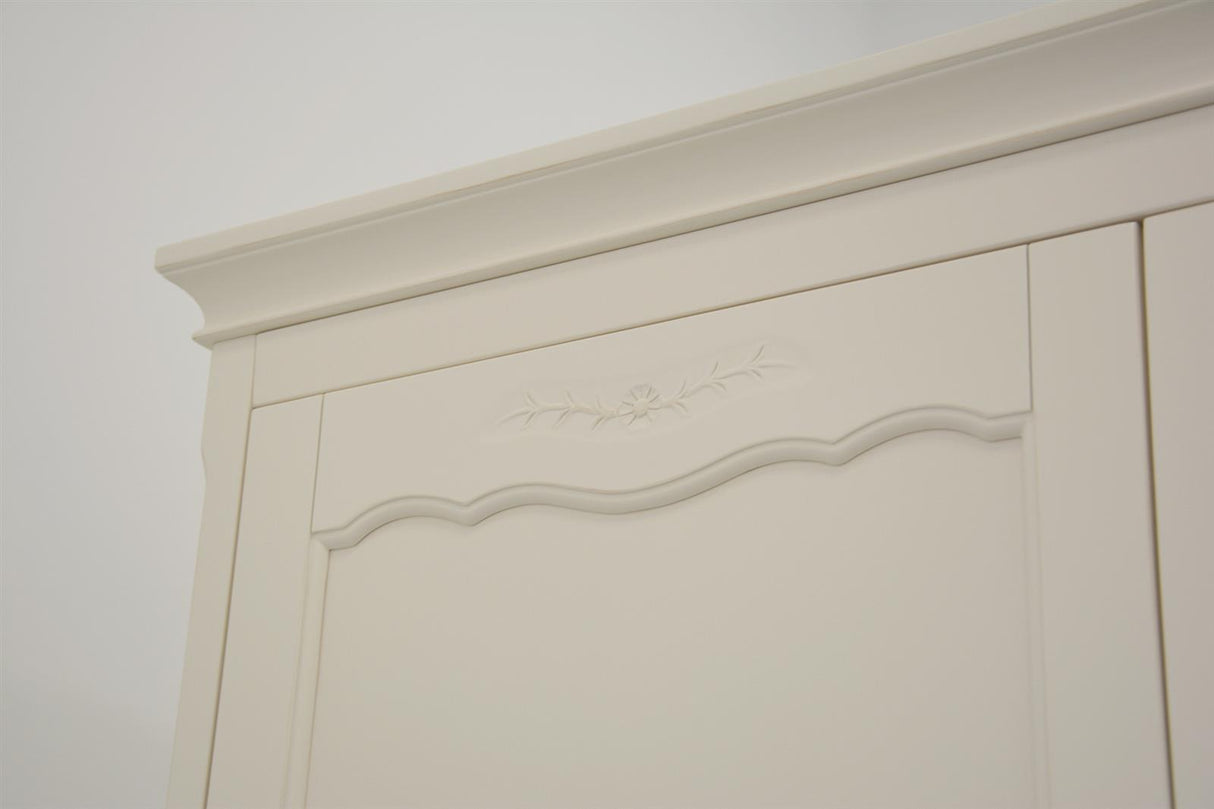 Dulap Alb Antic cu Picioare Sculptate si Manere Decorative Livin Hill