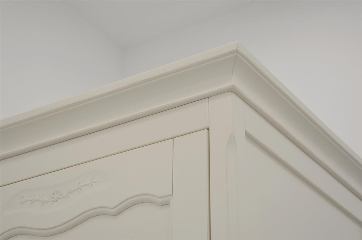 Dulap Alb Antic cu Picioare Sculptate si Manere Decorative Livin Hill