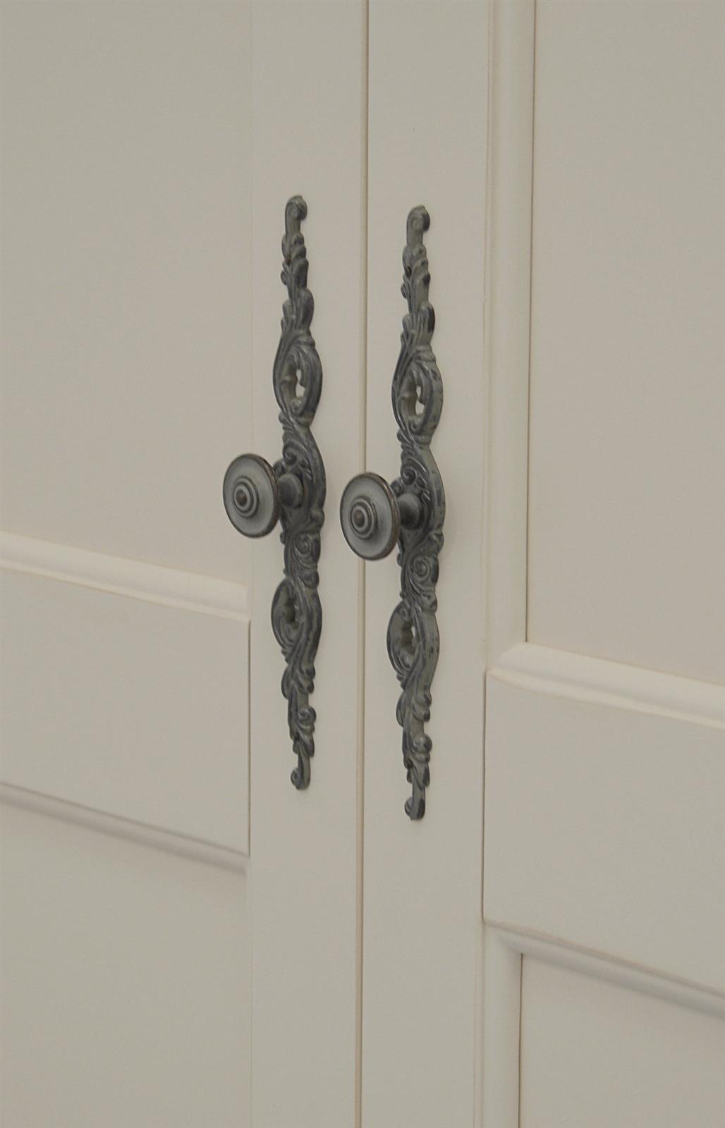 Dulap Alb Antic cu Picioare Sculptate si Manere Decorative Livin Hill