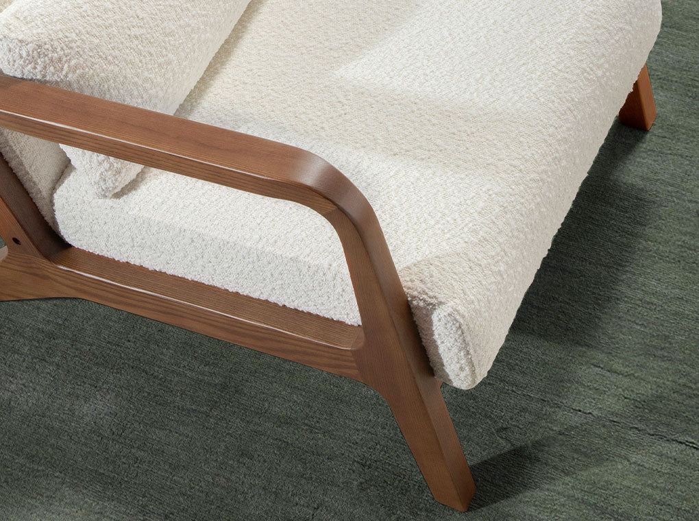 Fotoliu tapitat alb cu brate din nuc Angel Cerda