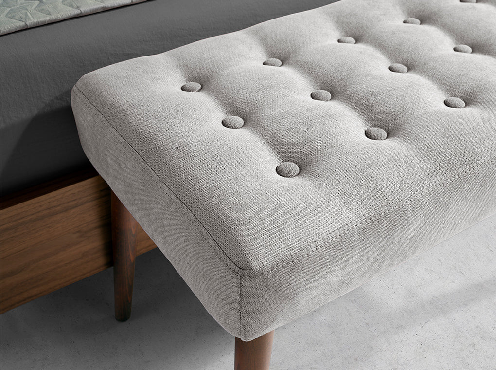 Banchetă tapițată gri închis cu picioare din lemn nuc – design modern și versatilitate 5107 Angel Cerda