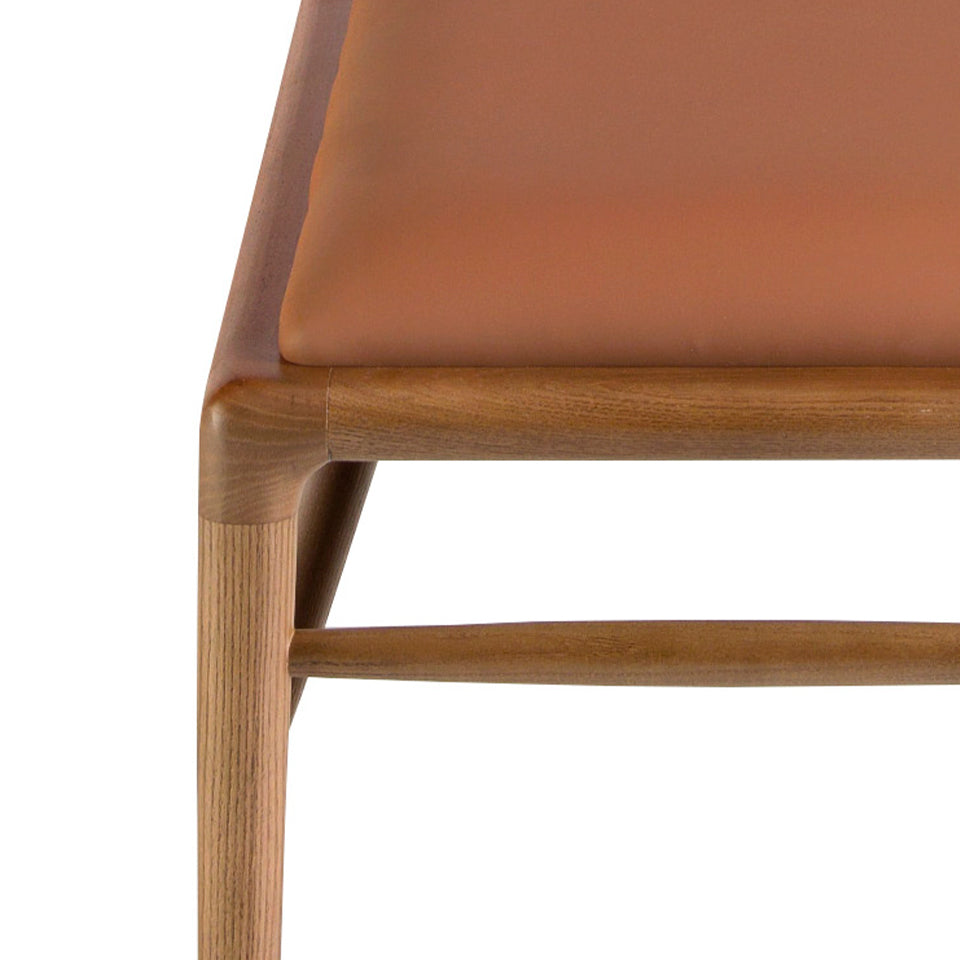 Banchetă tapițată maro cu picioare din lemn nuc – design modern și eleganță caldă 5112 Angel Cerdá