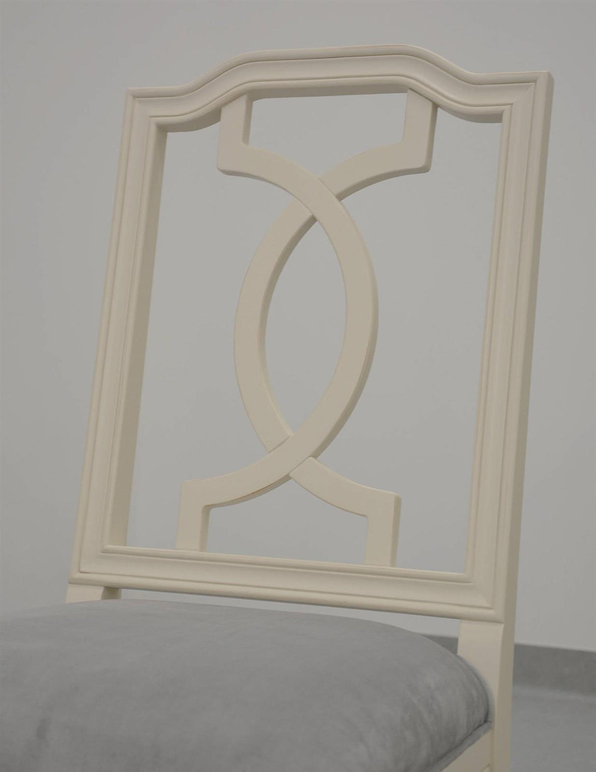 Scaun Provence Alb-Antichitate cu Picioare Sculptate Livin Hill