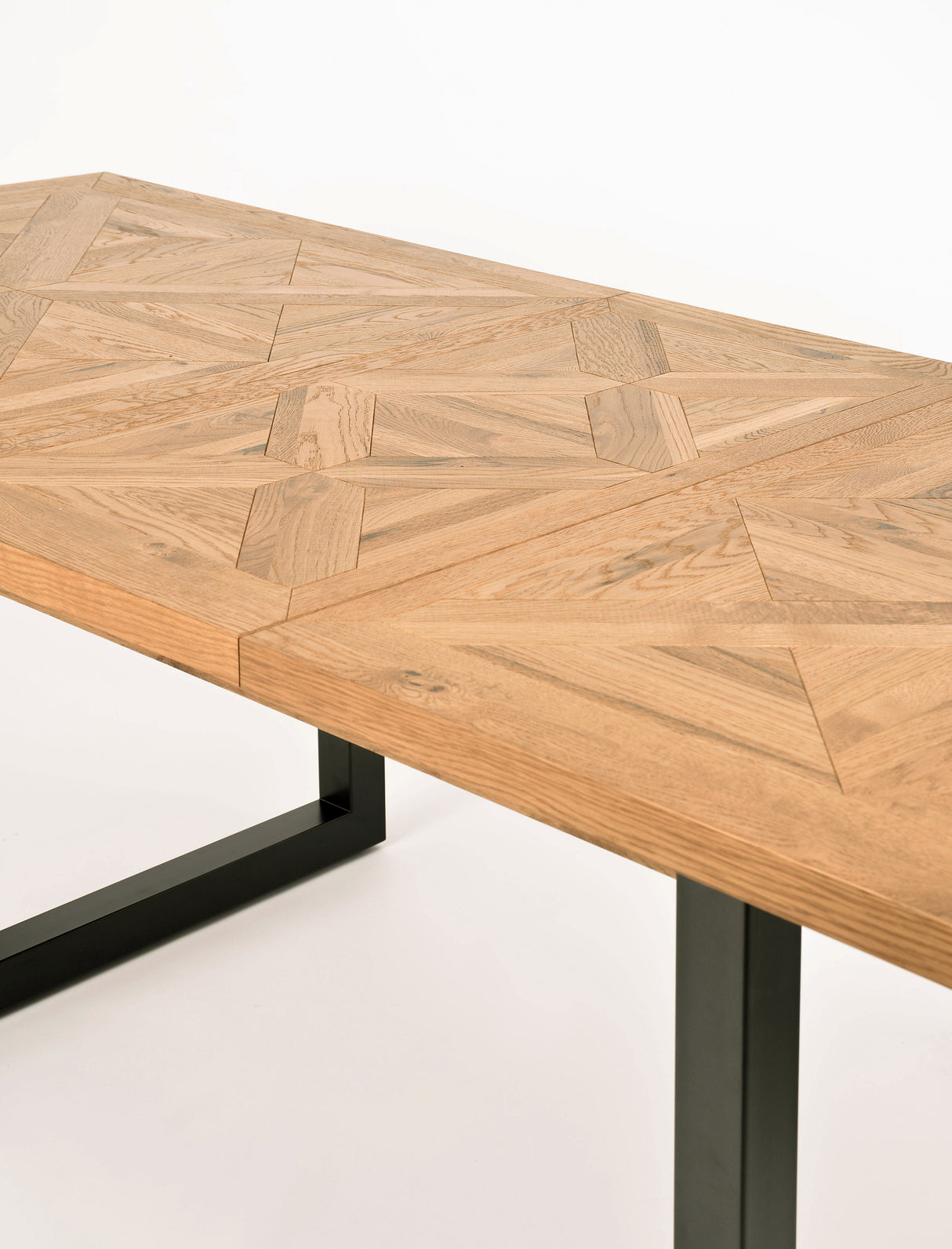 Masa extensibila din Stejar cu Suport Metalic in forma de U Livin Hill