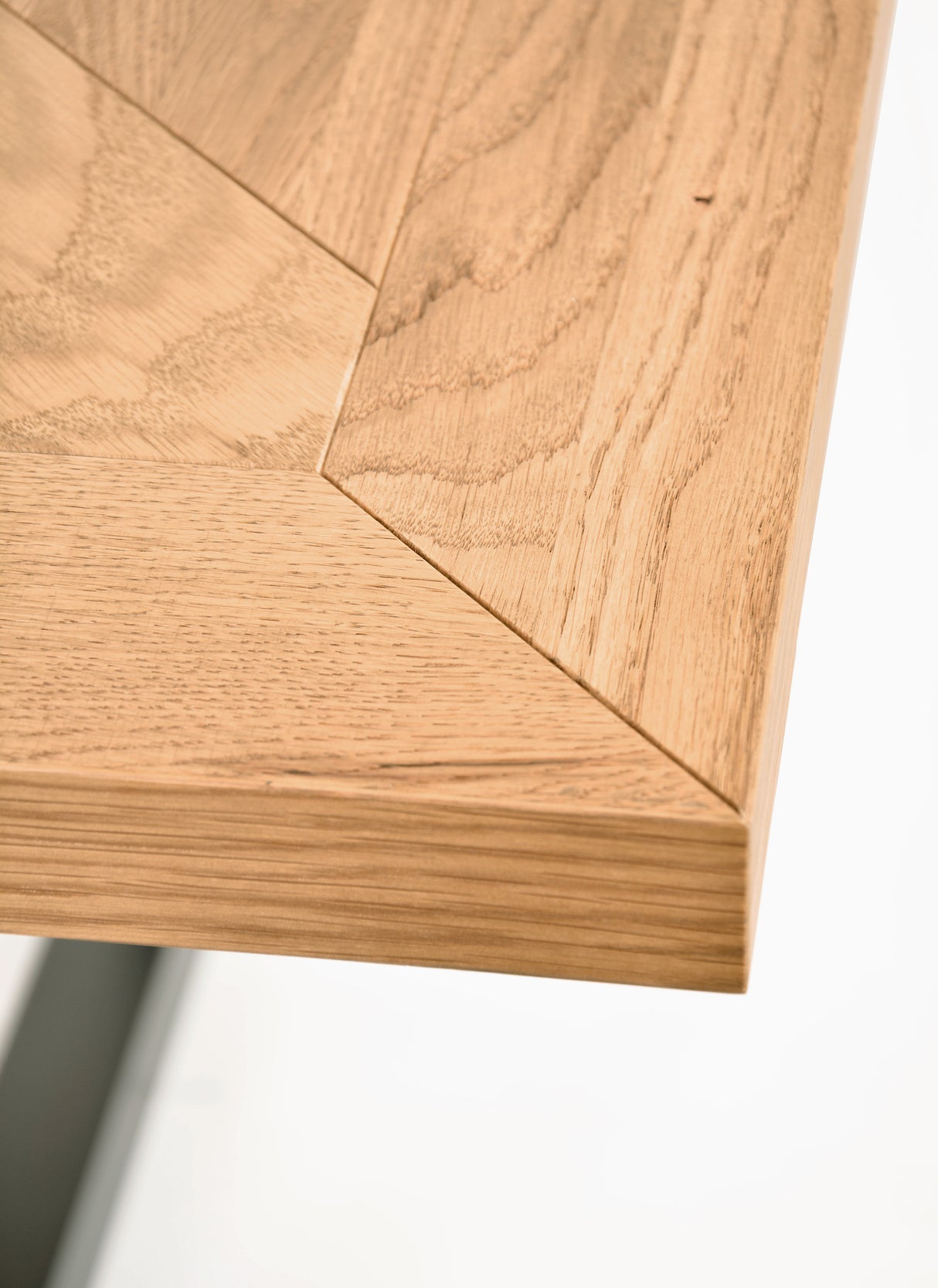 Masa extensibila din Stejar cu Suport Metalic in forma de U Livin Hill