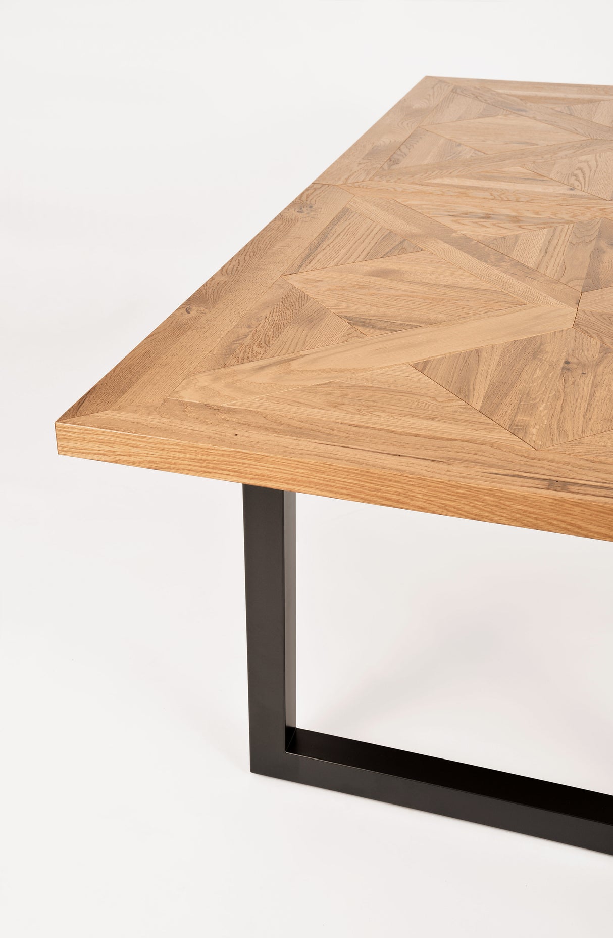 Masa extensibila din Stejar cu Suport Metalic in forma de U Livin Hill