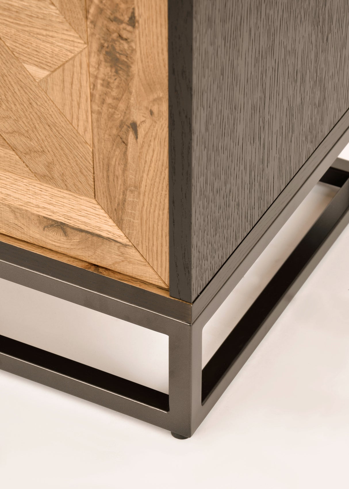 Comoda TV Loft cu Structura din Otel si Fronturi din Stejar Alb Livin Hill