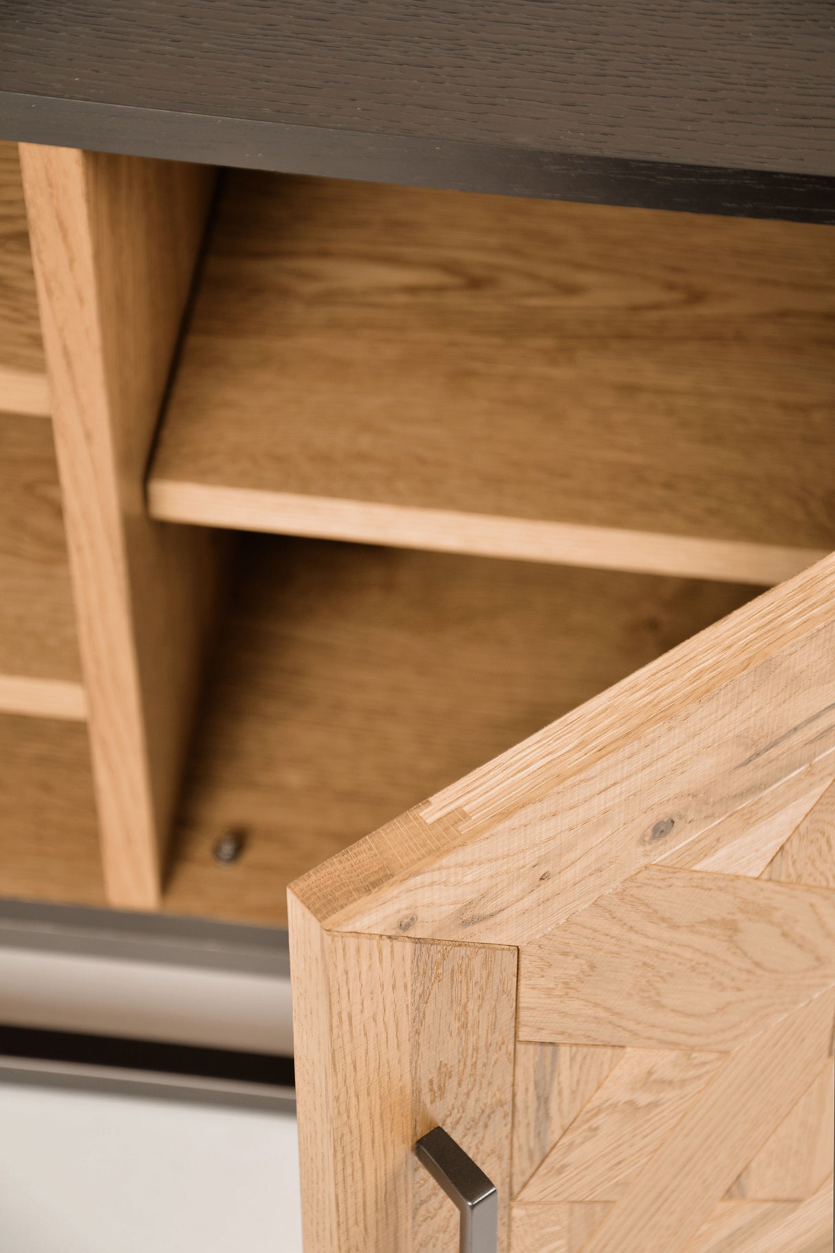 Comoda TV Loft cu Structura din Otel si Fronturi din Stejar Alb Livin Hill