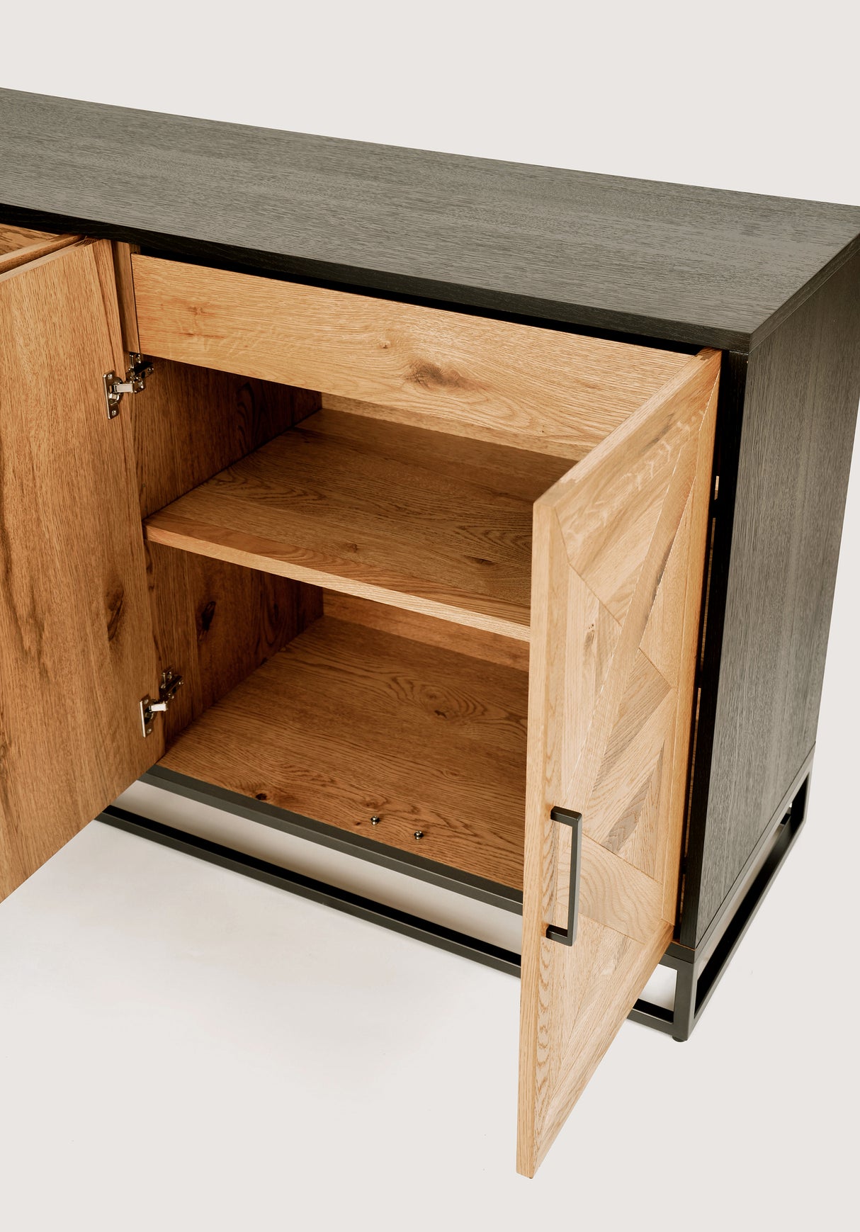 Comoda Loft cu Fronturi din Stejar Alb si Structura de Otel Livin Hill