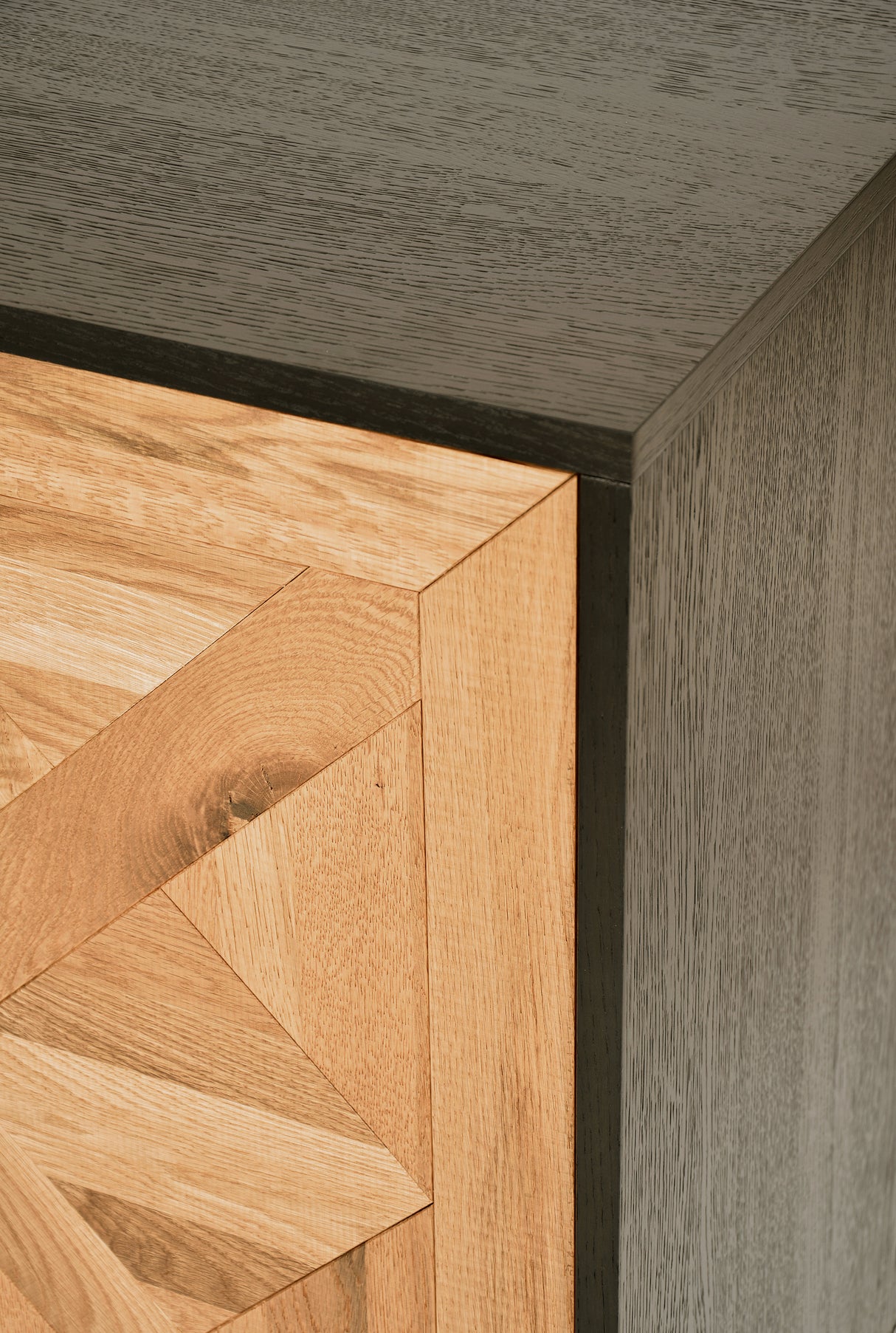 Comoda Loft cu Fronturi din Stejar Alb si Structura de Otel Livin Hill