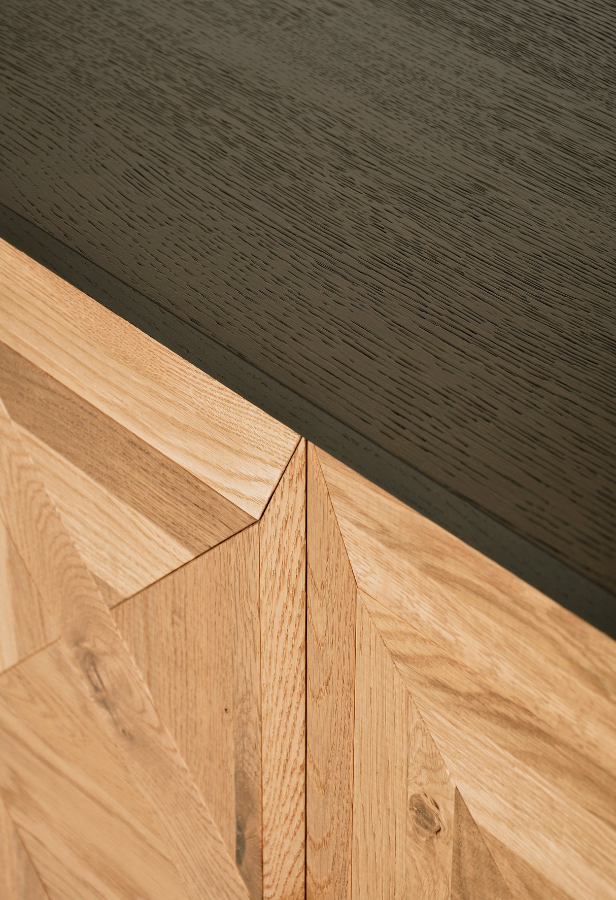 Comoda Loft cu Fronturi din Stejar Alb si Structura de Otel Livin Hill