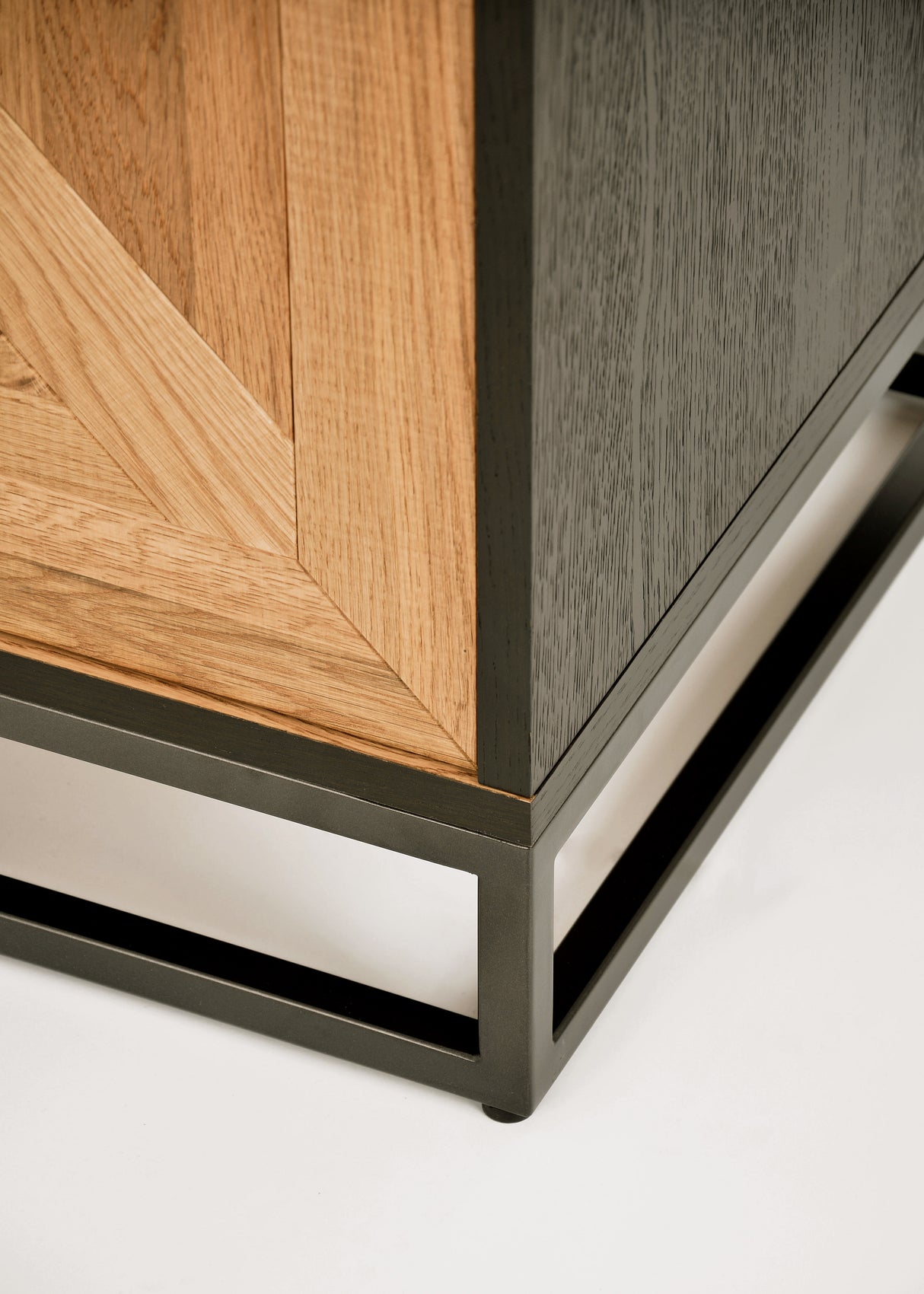 Comoda Loft cu Fronturi din Stejar Alb si Structura de Otel Livin Hill