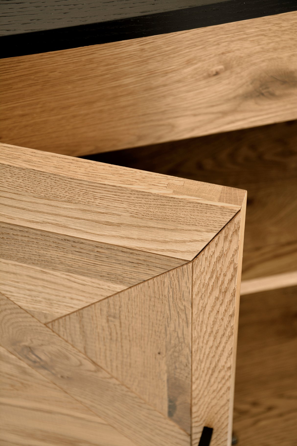 Comoda Loft cu Fronturi din Stejar Alb si Structura de Otel Livin Hill