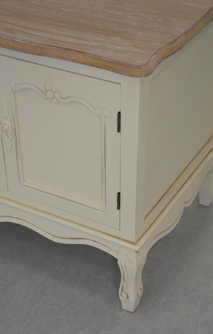 Comoda Provence cu Picioare Sculptate si Elemente Decorative din Metal Livin Hill