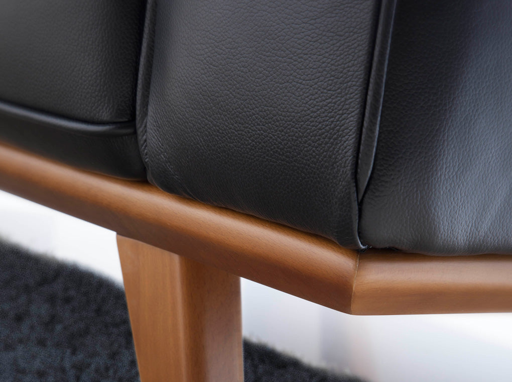 Canapea Neagra din Piele de Vaca cu Design Modern Angel Cerda