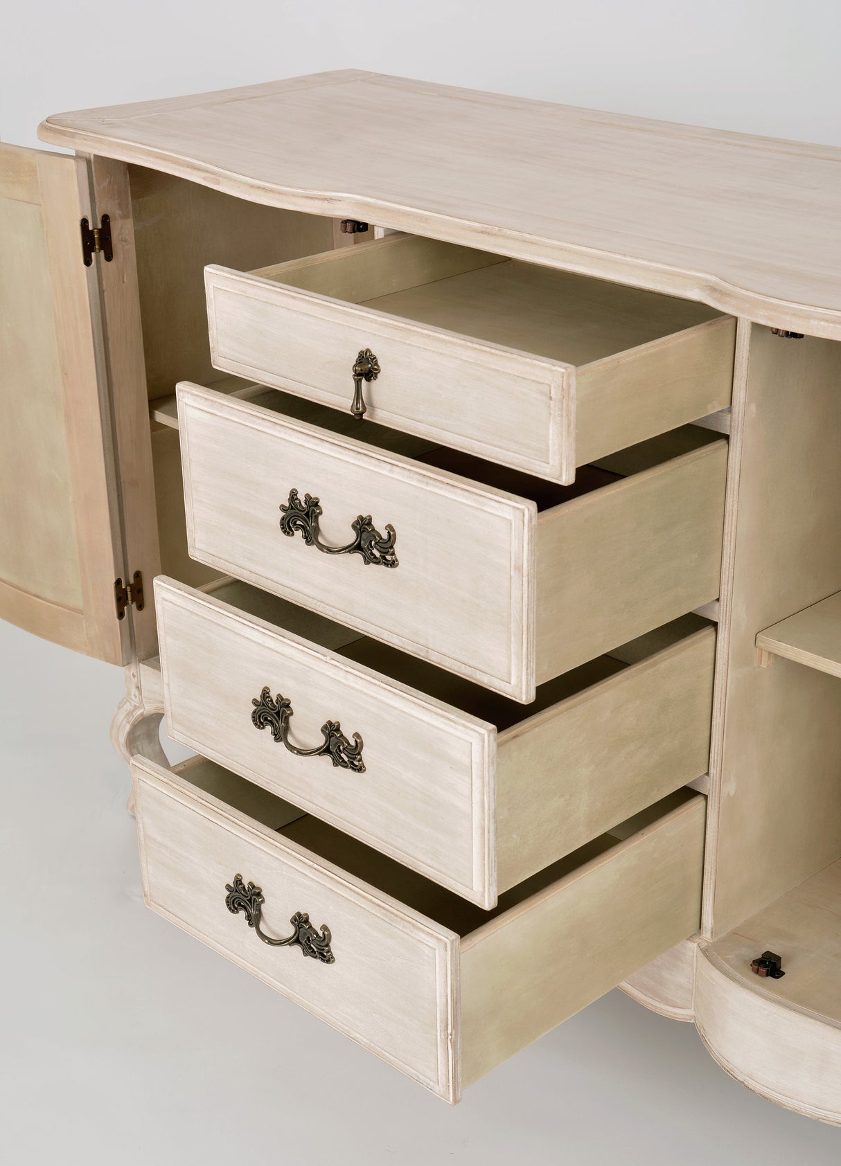 Comoda Provence din Lemn cu Picioare Sculptate si Manere Decorative Livin Hill