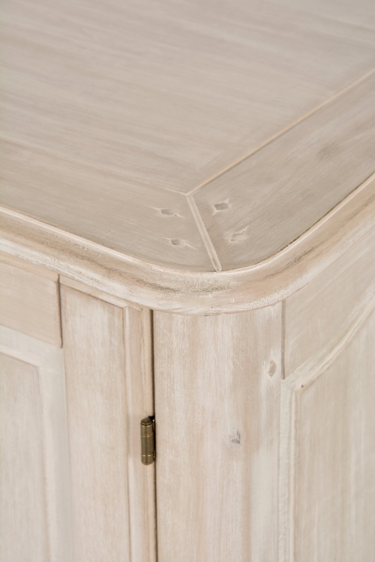 Comoda Provence din Lemn cu Picioare Sculptate si Manere Decorative Livin Hill