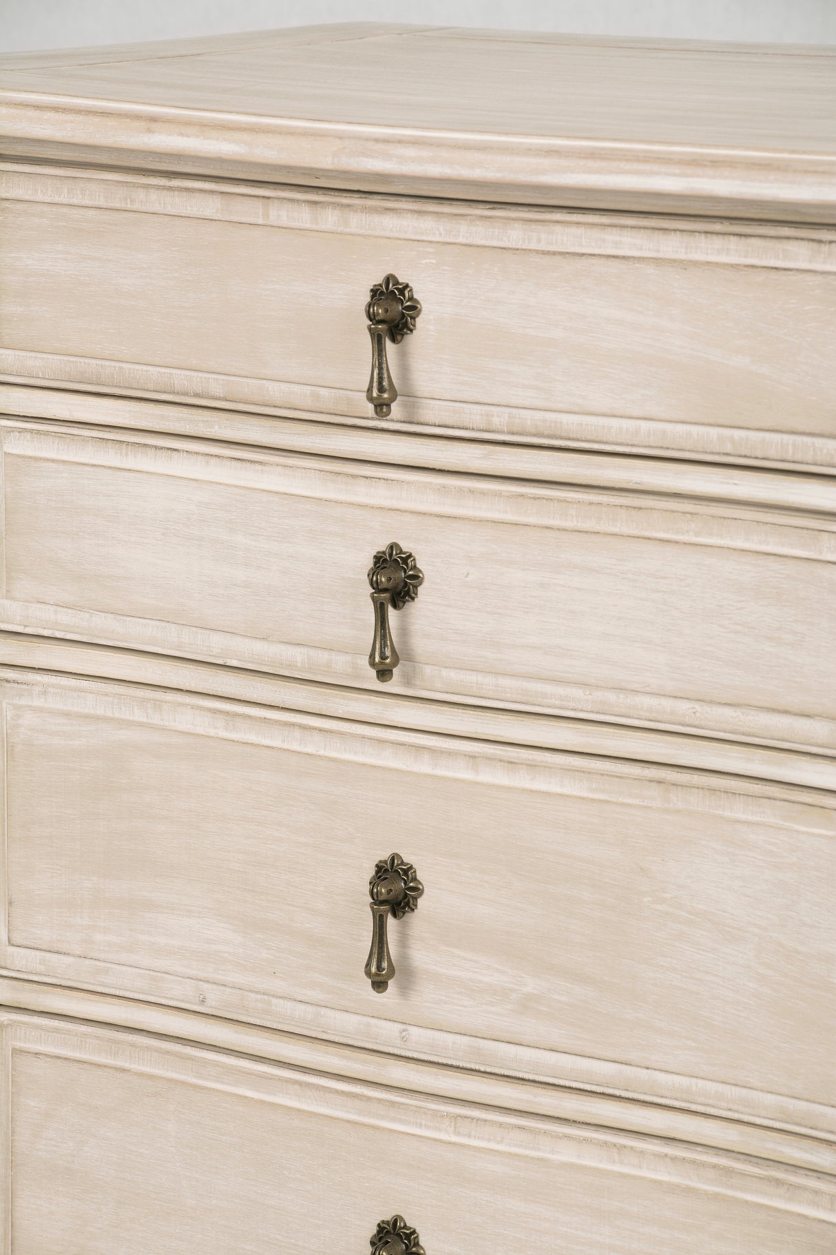 Comoda Provence din Lemn Masiv cu Picioare Sculptate si Decor Livin Hill