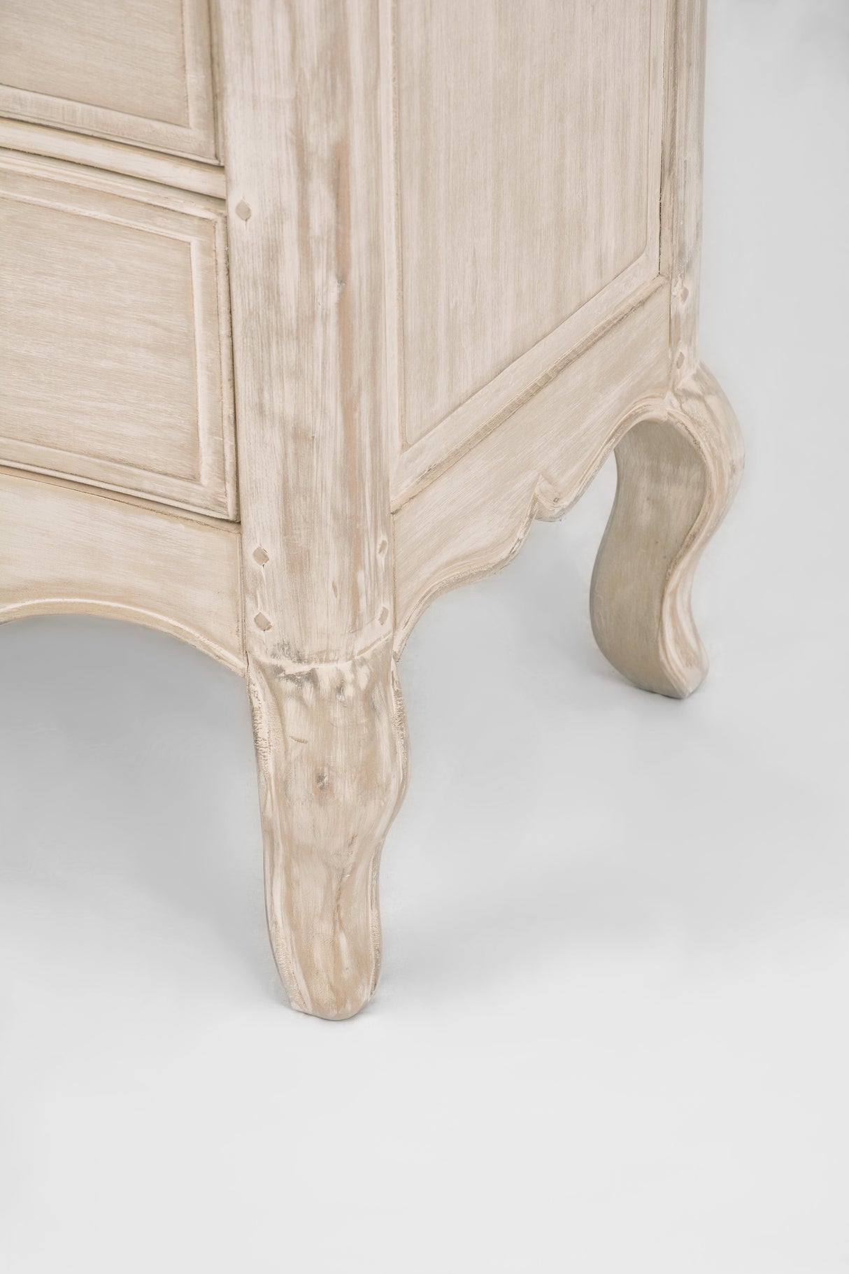 Comoda Provence din Lemn Masiv cu Picioare Sculptate si Decor Livin Hill