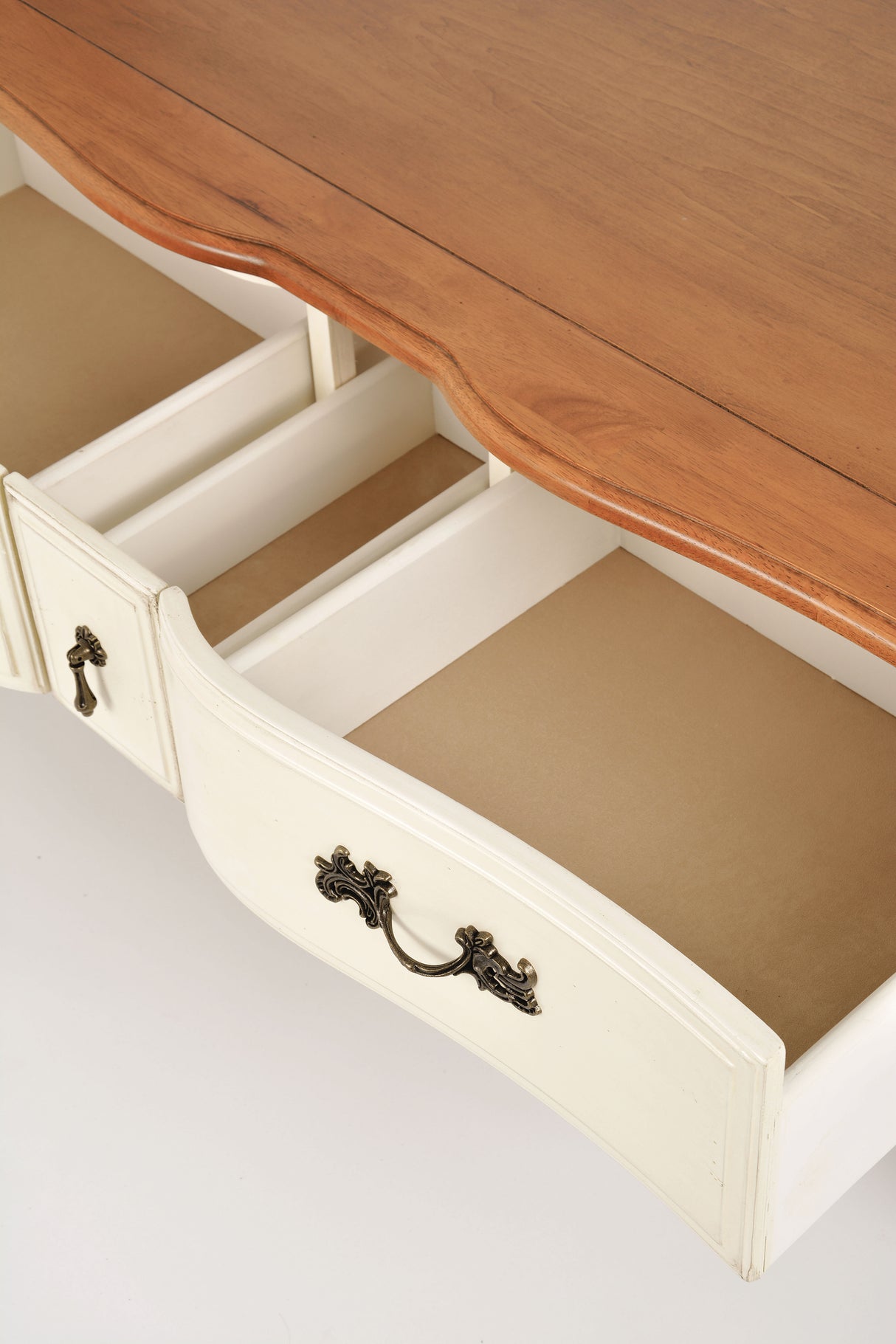 Masuta de Cafea din Lemn Masiv cu Picioare Sculptate Livin Hill