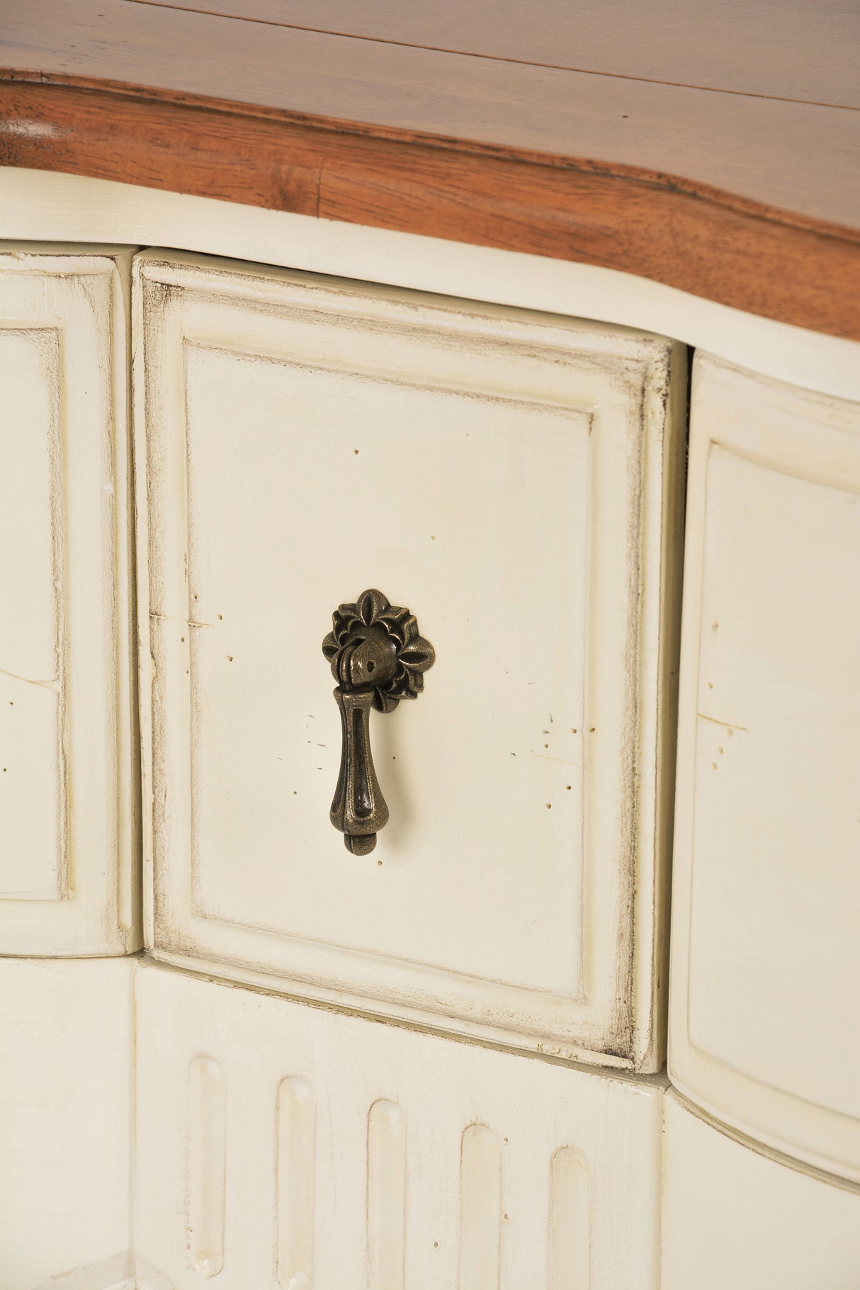 Masuta de Cafea din Lemn Masiv cu Picioare Sculptate Livin Hill