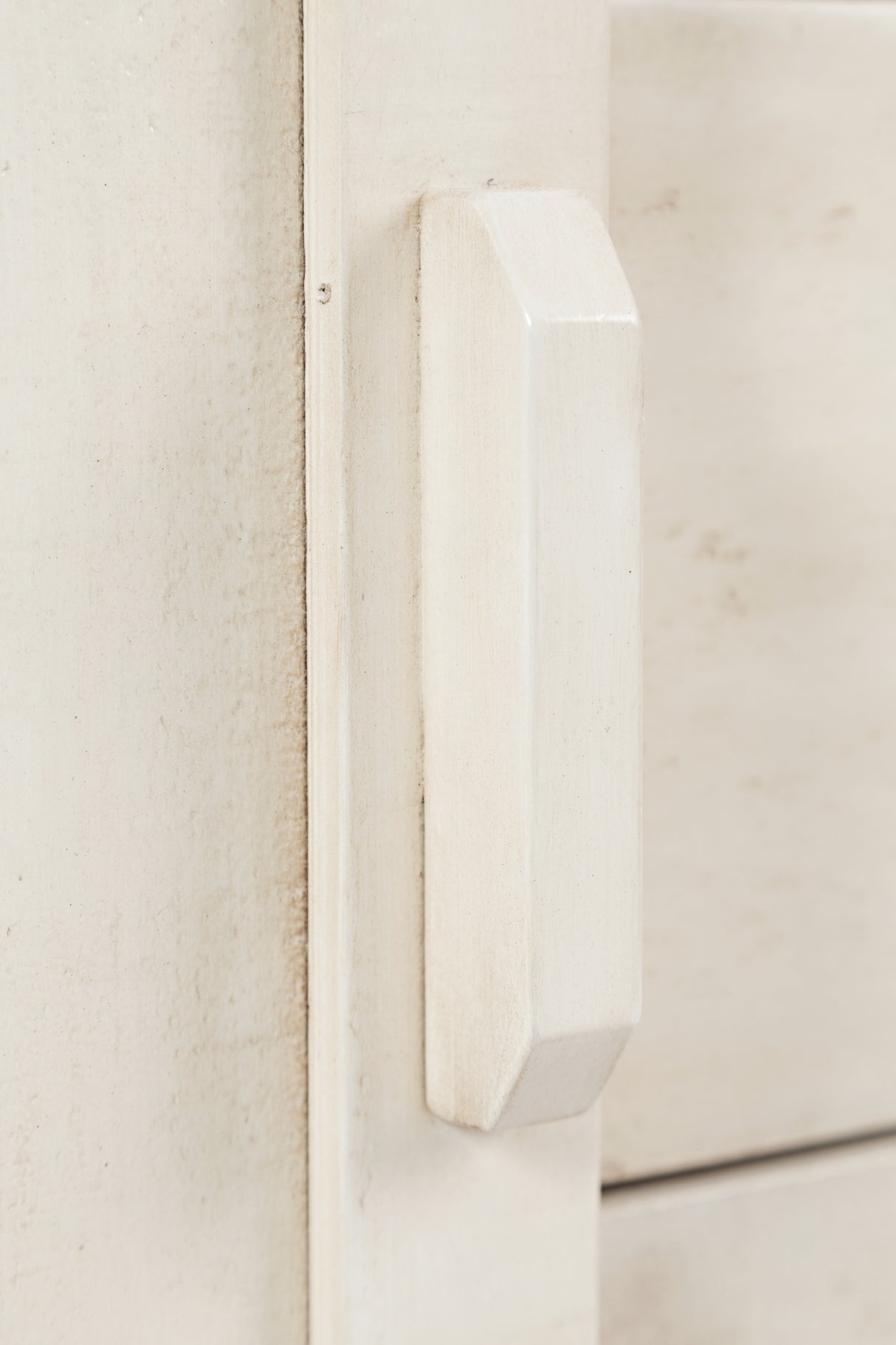 Comoda Rustica din Lemn de Pin si Usi Glisante Livin Hill