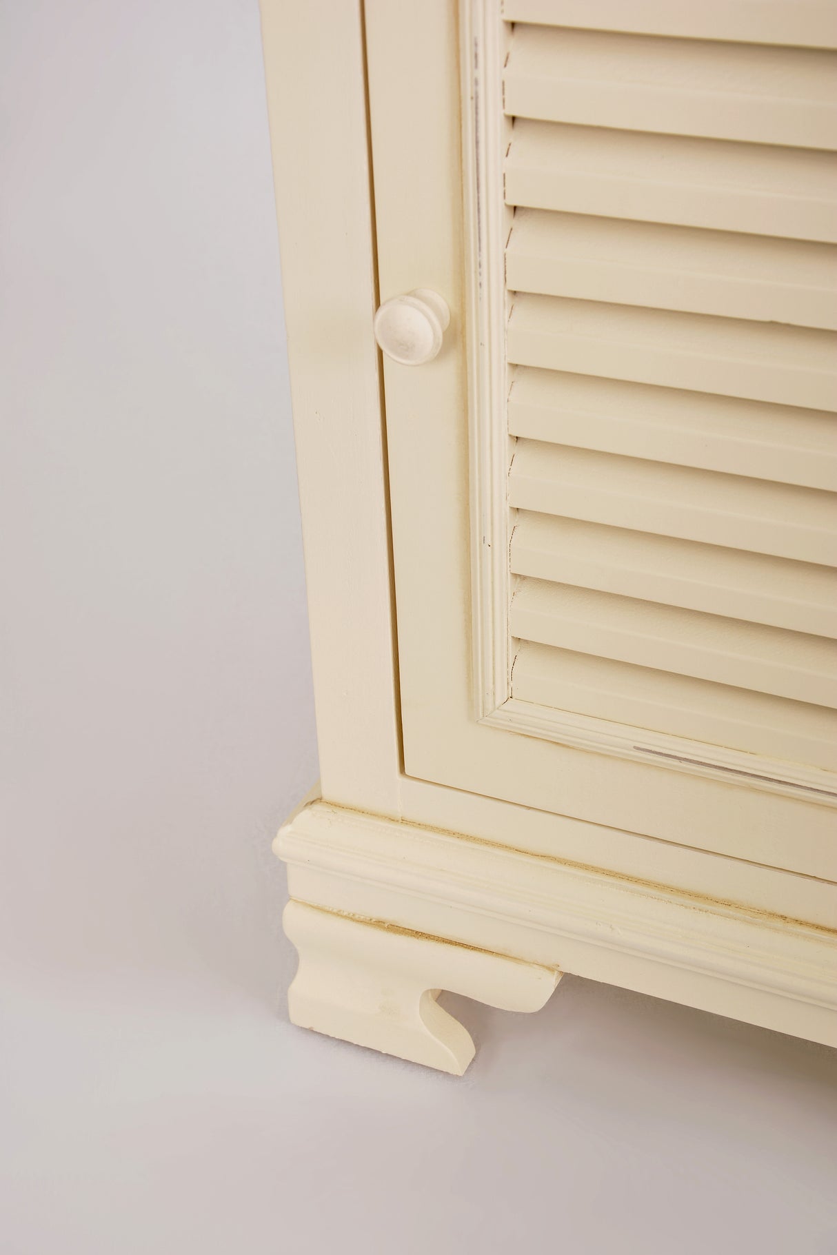 Noptiera Crem cu Obloane Decorative Livin Hill