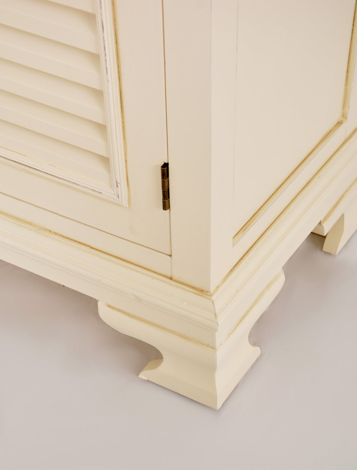 Noptiera Crem cu Obloane Decorative Livin Hill