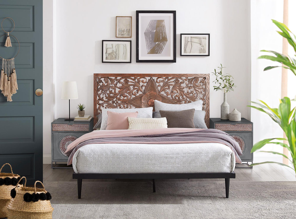 Noptiera din Lemn de Mango cu Baza Metalica si Detalii Sculptate Manual Giner y Colomer