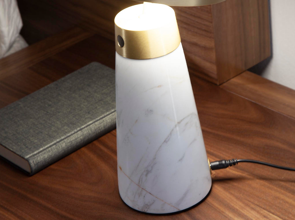 Veioza din Marmura Alba si Otel Auriu Angel Cerda