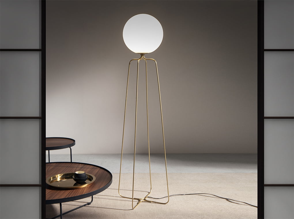 Lampadar din Otel Auriu si Sticla Alba Angel Cerda