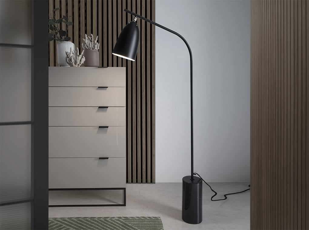 Lampadar din Marmura Neagra si Otel Negru Angel Cerda