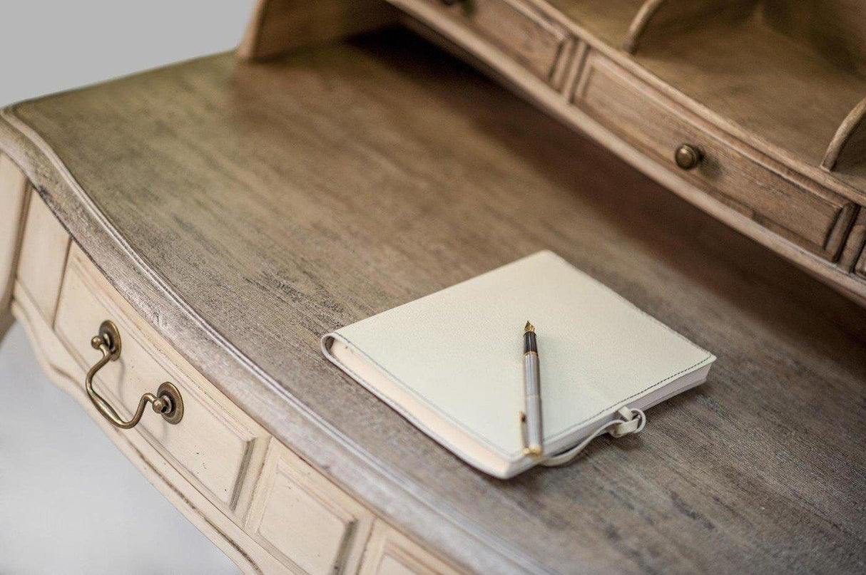 Masa Machiaj Provence cu Picioare Sculptate si Manere de Cupru Livin Hill